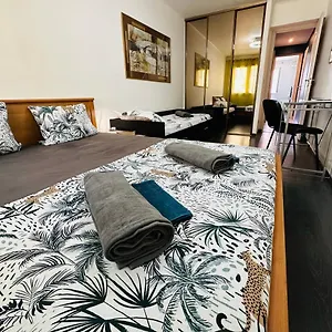 The - 3 Rooms, 3air Cond, 3tv, 3fans, 2 Wc, Wifi Everywhere 5min Aeroport, Train, Beach, 1min Tram, 15 Min Centre, Port, Parking Possible Nice